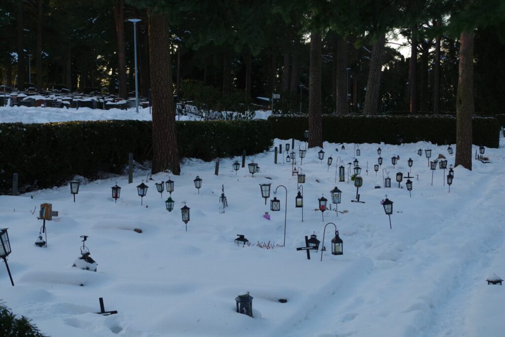 雪が積もるヘルシンキの墓