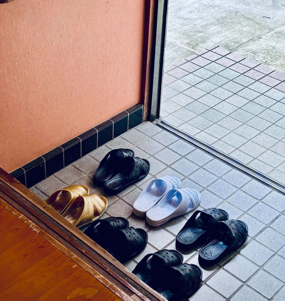 サンダルのある玄関